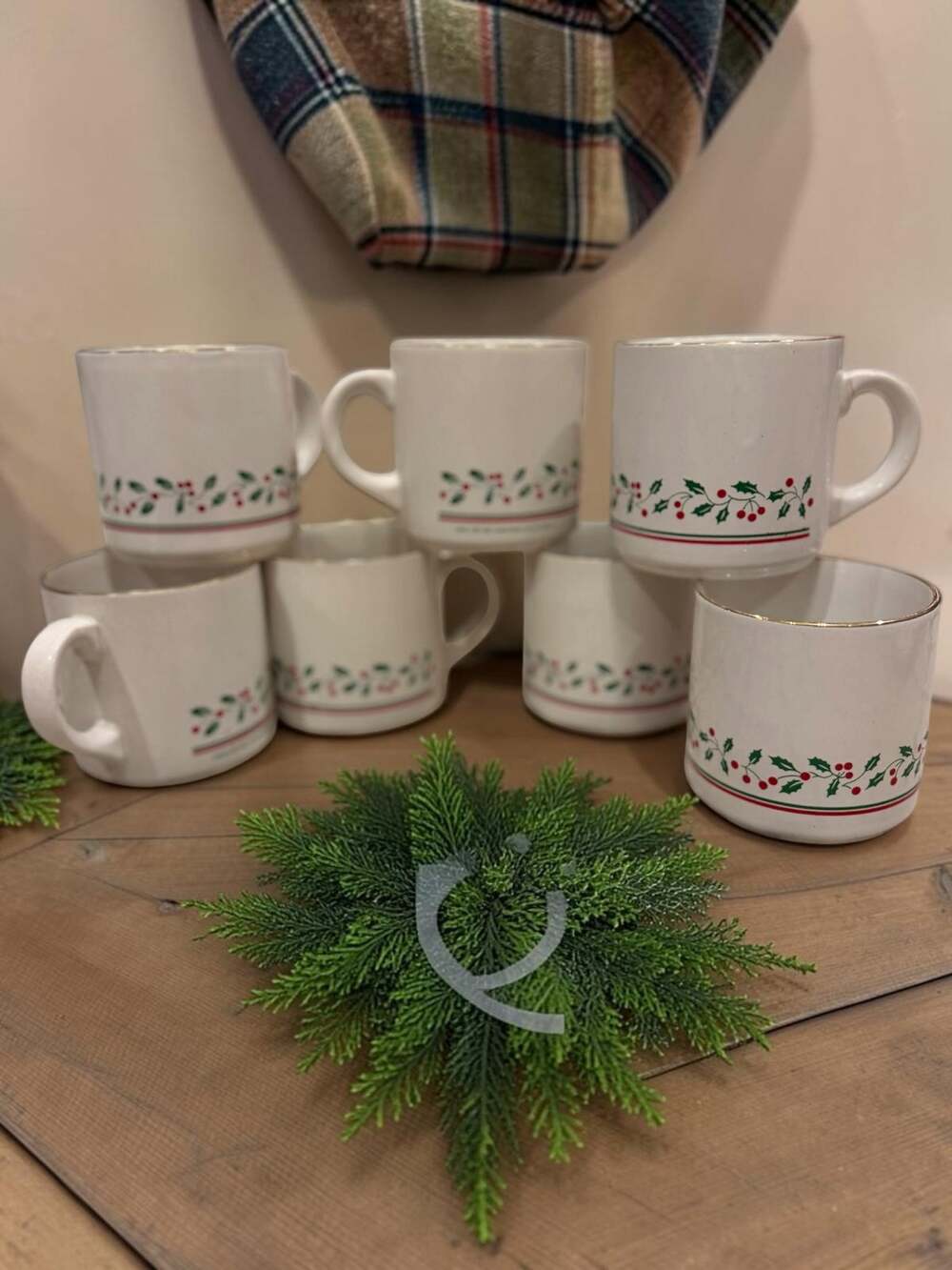 Vintage 1987 Arbys Holly Berry Christmas Mugs Set of 8 Gold Rim Restaurant Promo